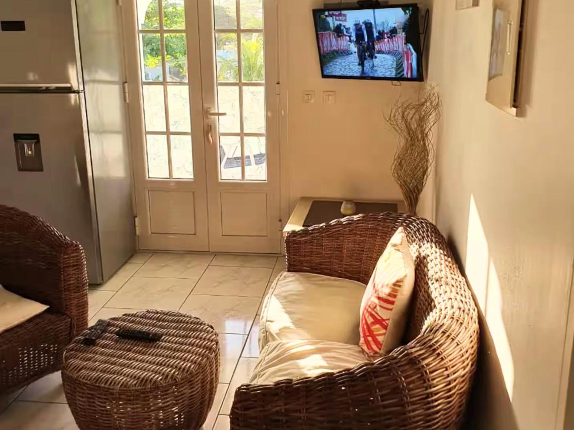 Le Sable Bleu - Evasion Tropicale A Sainte-Anne - Plage 5Min - Piscine - Parking - Logement Climatise - Vue Sur Les Palmiers - Parfait Pour Sejours En Famille Ou Entre Amis Ngoại thất bức ảnh